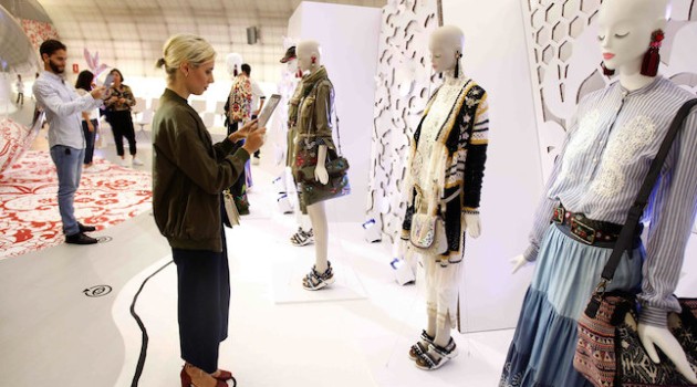 Desigual inaugura la Mercedes-Benz Fashion Week con una experiencia de realidad virtual