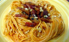 Espaguetis con crema de pimiento y aceite de ajo (y consejos para cocer la pasta)