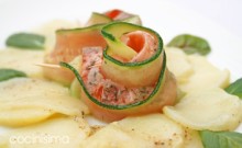Rollitos de calabacín y salmón macerado acompañado de ensalada de patata