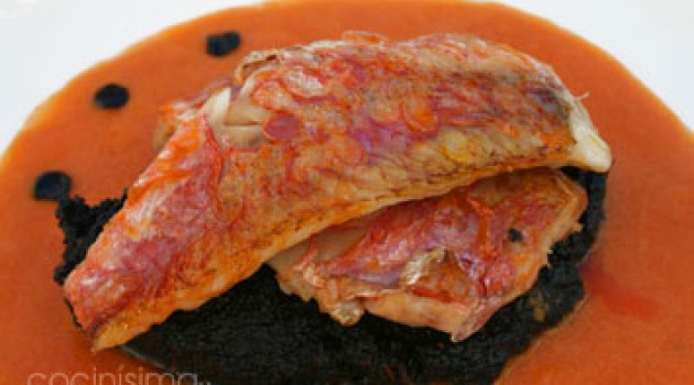 Salmonete frito con sémola a la tinta y tomate especiado