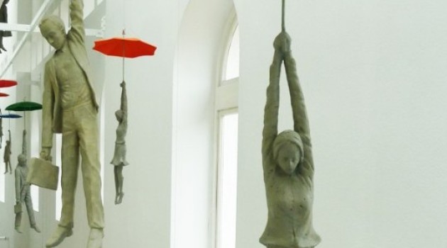 Ligera Incertidumbre: nueva obra de Michal Trpák, escultor que se adueña de las calles de Praga