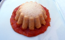 Flan de calabaza con espuma blanca de tomate sobre espejo de tomate