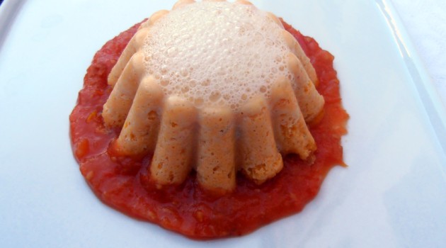 Flan de calabaza con espuma blanca de tomate sobre espejo de tomate