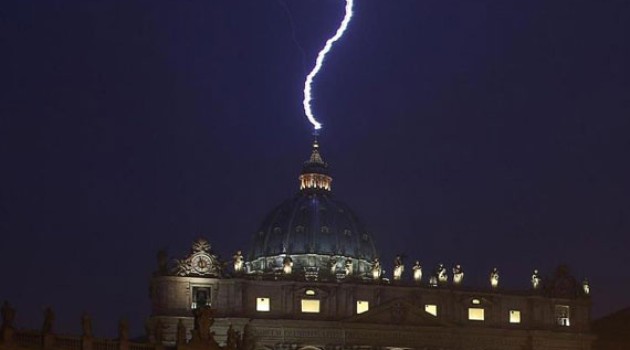 La historia detrás de la foto del rayo que cae en la cúpula de San Pedro cuando Benedicto XVI renuncia