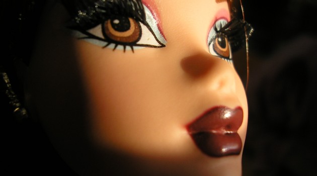 Rostros y cuerpos distorsionados: Barbies humanas y otros personajes plásticos