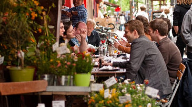 Salir a comer en compañía reduce la concentración en el trabajo pero aumenta la armonía social