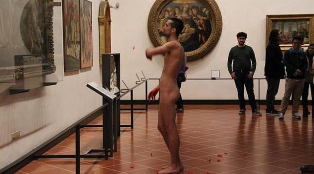Un español se desnuda delante de la Venus de Botticelli ¿por qué crees que lo hizo?