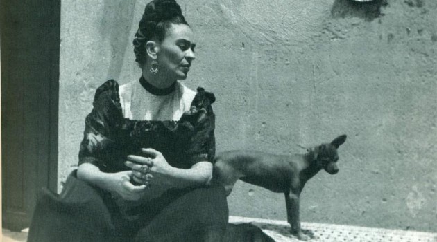 Kahlo usó el posado fotográfico para construir gran parte del imaginario estético de su obra