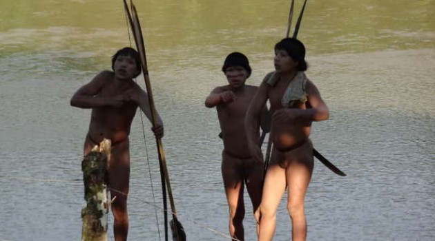 Indígenas aislados denuncian una “masacre” mientras sale a la luz un inusual vídeo