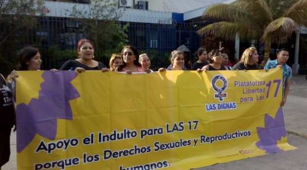 El Salvador indulta a una de las 17 mujeres en prisión acusadas de homicidio por aborto