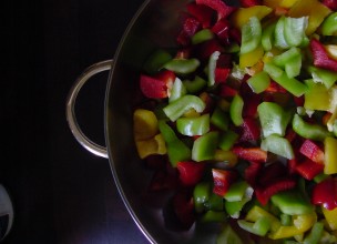 Las verduras fritas con aceite de oliva tienen más propiedades saludables que las cocidas