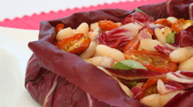Ensalada de alubias, chorizo y tomates horneados