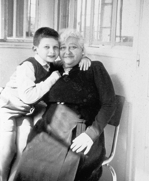 Jean Paul Gaultier y su abuela materna, Marie, hacia 1958  © DR / Archivos de Jean Paul Gaultier