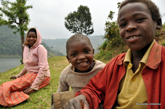 Niños en el lago Bunyonyi, Uganda