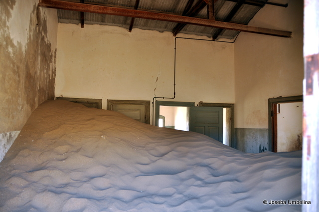 Una habitación enterrada por la arena del desierto