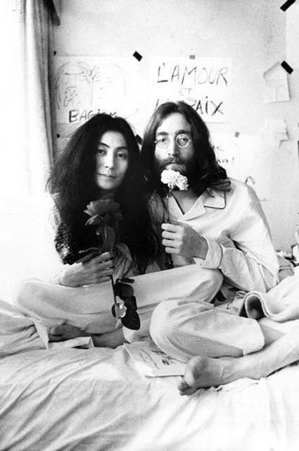 yoko-ono-john-lennon-con-una-flor-historias-juan-carlos-boveri