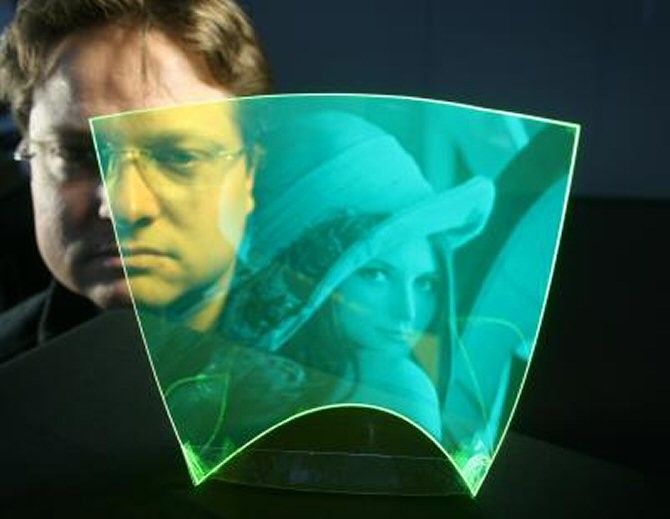 El primer sensor de imágenes flexible y totalmente transparente del mundo. La película plástica está recubierta con partículas fluorescentes. (Foto: Optics Express)