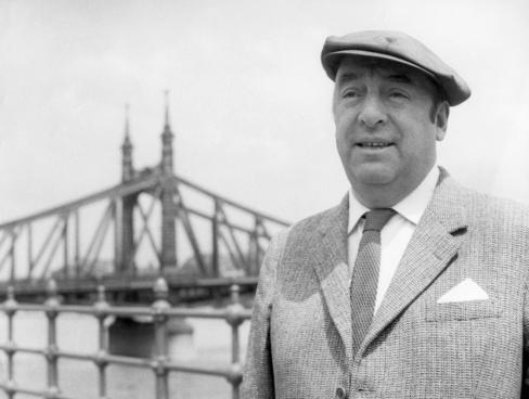 En la foto de archivo (mayo de 1956) Neruda en Budapest, con el Puente de la Libertad sobre el Danubio al fondo. / Efe-MTI