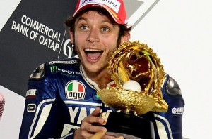 Valentino-Rossi-con-el-trofeo-_54371027910_54115221154_600_396