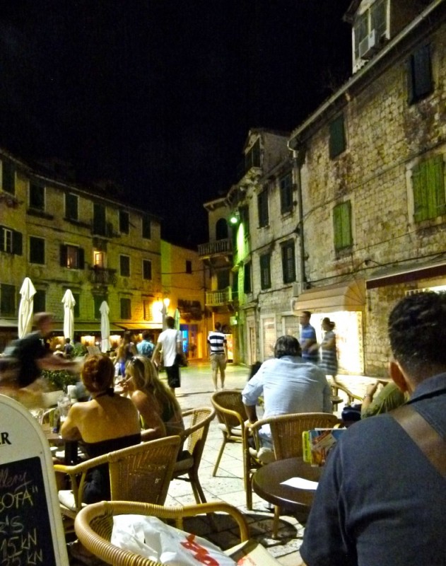 Ambiente nocturno en las terrazas de la Plaza de la Fruta.