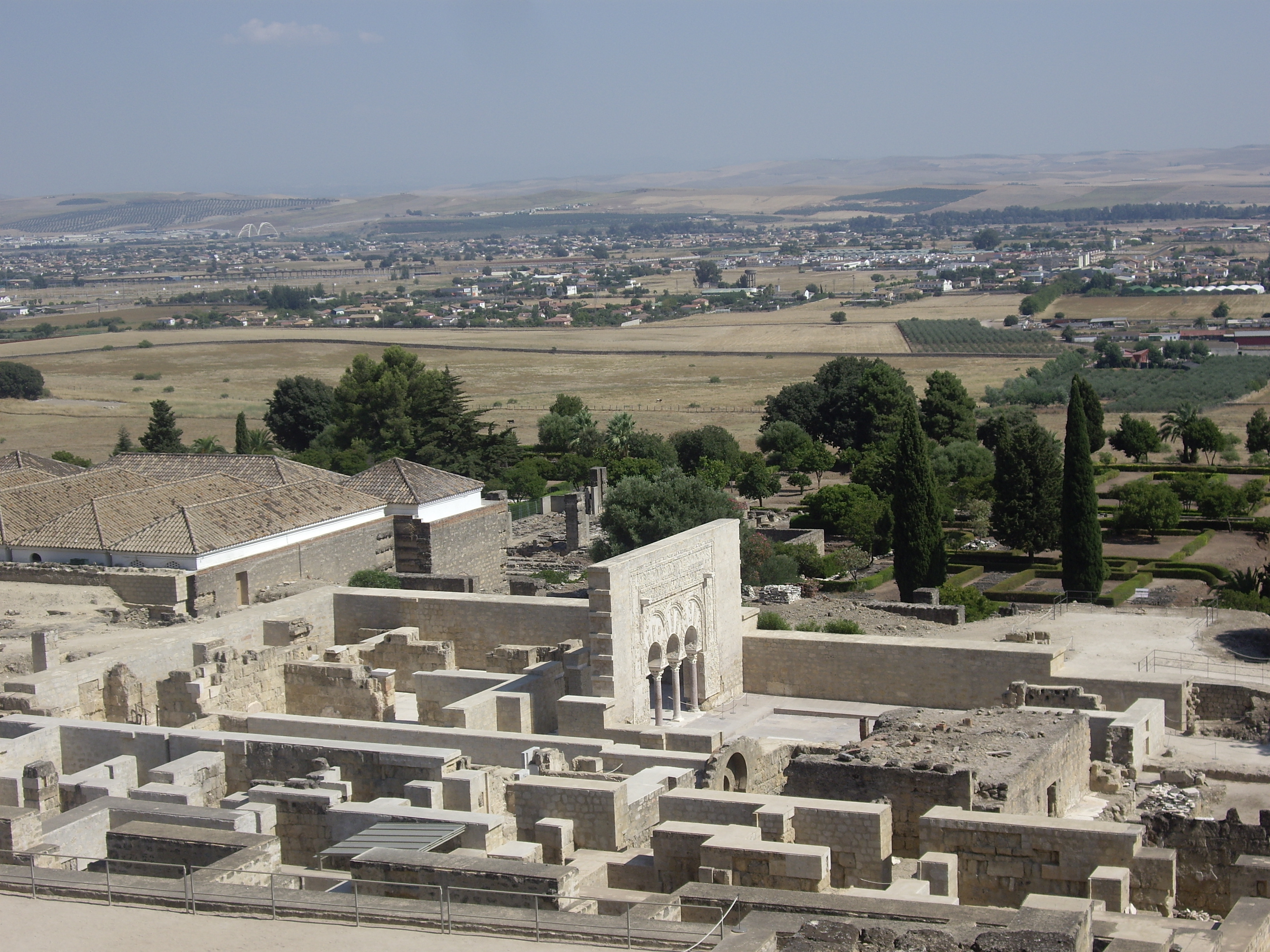 Vista de la terraza intermedia de la Medina Azahara, con la Casa de Yafar y el Salon Rico a la izquierda.