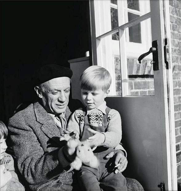 Picasso y Anthony Penrose, hijo de Roland y Lee, en Farley Farm, Sussex, Inglaterra.