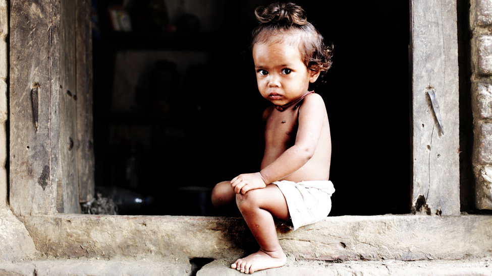  Más de la mitad de la población infantil dalit, un 54%, presenta signos de desnutrición. El 21% tiene deficiencia de peso severa y el 12% muere antes de cumplir los cinco años. 83 de cada 1000 niños dalits son susceptibles de morir antes de cumplir el primer año de vida. (Jason Taylor / ActionAid) 