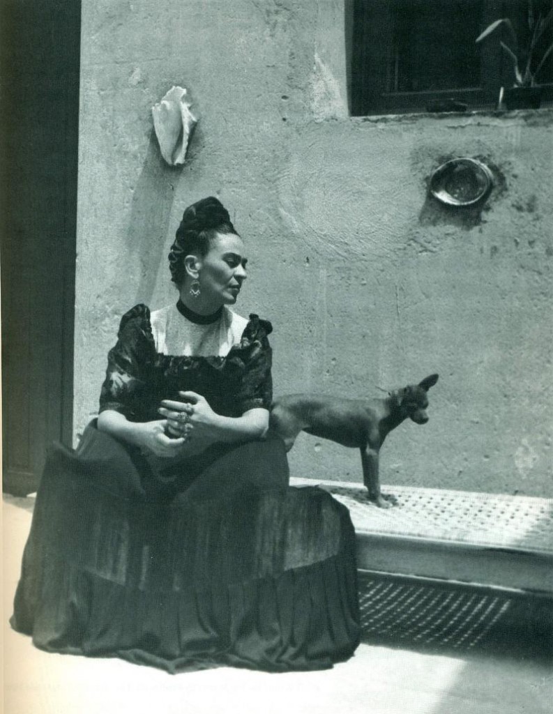 Kahlo-uso-el-posado-fotografico-para-construir-gran-parte-del-imaginario-estetico-de-su-obra_image800_