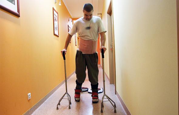 Un-hombre-paralizado-vuelve-a-caminar-tras-un-trasplante-de-celulas-olfativas-en-su-columna_image_380