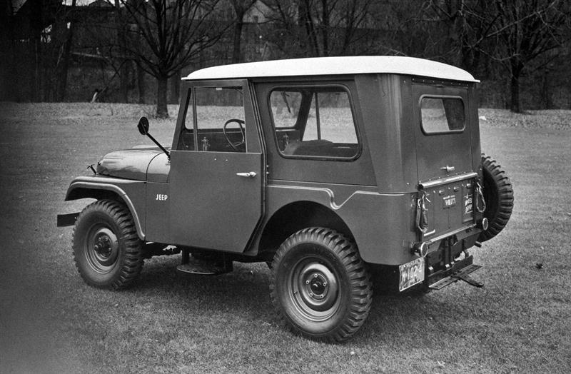 El modelo CJ-5 (CJ son las siglas de "civilian Jeep" o "Jeep civil") de 1955. El diseño de los modelos civiles del Jeep original era básicamente idéntico al del vehículo militar excepto en pequeños detalles como la posición de la rueda de repuesto. Foto: Jeep / handout