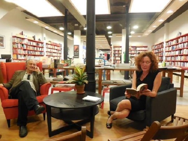Con Cristina Fallarás en la librería Documenta de Barcelona presentando "Te arrastrarás sobre tu vientre".