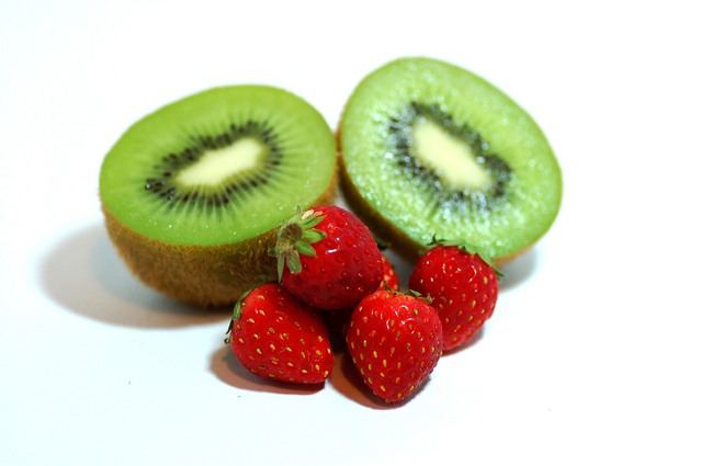 kiwi-and-strawberry-1324088-639x424